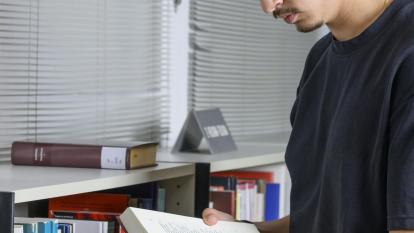 Tomás Cano, becari de la Fundació ”la Caixa” i estudiant de Dret i Filosofia a la Universitat Complutense de Madrid, a la biblioteca de Calasparra.