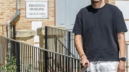 Tomás Cano, becario de la Fundación ”la Caixa” y estudiante de Derecho y Filosofía en la Universidad Complutense de Madrid, en la biblioteca de Calasparra.
