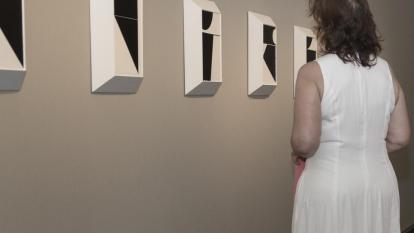 Una dona admira una de les obres presents a l'exposició «Càntic. El profund és l'aire» a CaixaForum Palma.