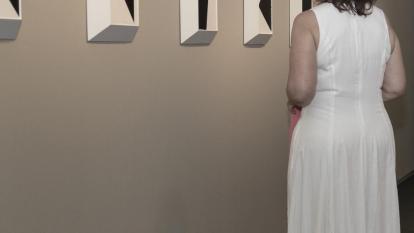 Una mujer admira una de las obras presentes en la exposición «Cántico. Lo profundo es el aire» en CaixaForum Palma. 
