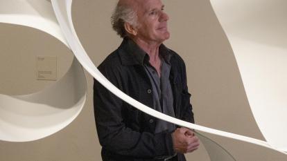 El artista Ñaco Fabré en la exposición “Cántico. Lo profundo es el aire” en CaixaForum Palma.