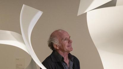 L'artista Ñaco Fabré a l'exposició "Càntic. El profund és l'aire" a CaixaForum Palma.