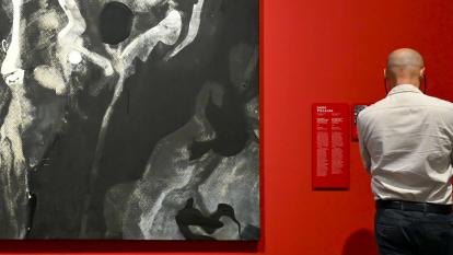 Visitantes en la exposición «Una fuerza del pasado» en CaixaForum Barcelona.