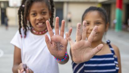 El programa CaixaProinfancia, a través de la Asociación Educativa Itaca, organiza cada verano unas colonias urbanas donde el juego es el protagonista y un motor de igualdad para menores en situación de vulnerabilidad. 