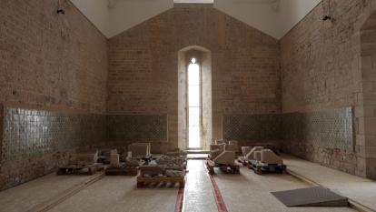 Obras de restauración que se están llevando a cabo en el claustro gótico del Real Monasterio de Santes Creus.