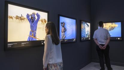 Visitantes observan el ámbito Azul de la exposición Colores del mundo en CaixaForum Sevilla