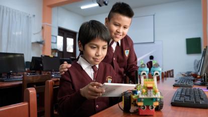 The ProFuturo programme of the Telefónica Foundation and the ‘la Caixa’ Foundation puts technology at the service of society to reduce the education gap in vulnerable environments in Latin America, the Caribbean, Africa and Asia. 