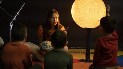 An educator and some little visitors, in the CosmoCaixa Bubble Planetarium.