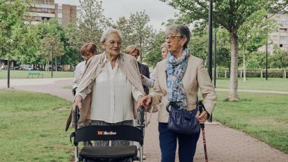 Personas del programa Siempre Acompañados paseando.