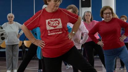 Clases de gimnasia adaptadas a personas mayores.