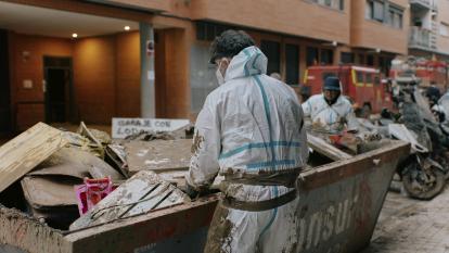 Personas retirando escombros de un garaje.