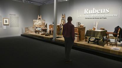Un visitante en una de las salas de la exposición «Rubens y los artistas del Barroco flamenco» en CaixaForum Barcelona.