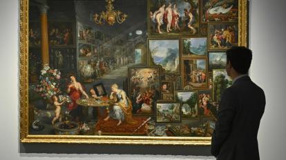 Un hombre frente a una de las obras de la exposición de Rubens en CaixaForum Barcelona.