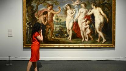 Una mujer admirando la obra «El juicio de Paris» de Rubens en CaixaForum Barcelona..