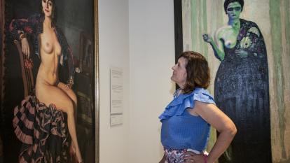 Una visitant entre retrats a l'exposició «Zuloaga/Anglada-Camarasa» a CaixaForum Palma.