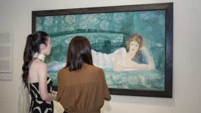 Visitants observant el «Retrat de Marianne Willumsen» d'Hermen Anglada-Camarasa a CaixaForum Palma.