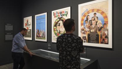 Carteles en la exposición «Interior Berlanga» en CaixaForum Sevilla.