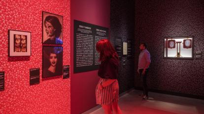 Visitantes en la exposición «Interior Berlanga» en CaixaForum Sevilla.