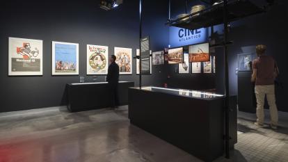 Espacio central de la exposición «Interior Berlanga» en CaixaForum Sevilla.