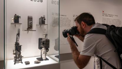 Càmeres antigues a l'exposició «[Rec]ords. La vida a través del cinema domèstic» a CaixaForum València.