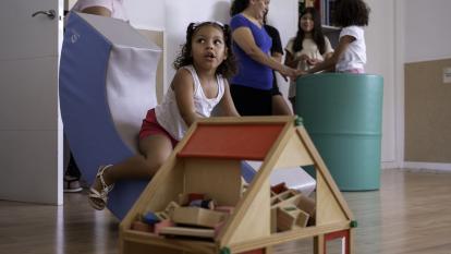 La hija pequeña de los Villalba jugando en las instalaciones de Redes Cooperativa.