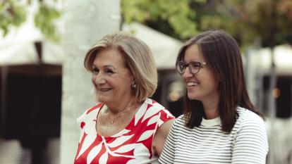 Teresa Mazón Sans, participante del programa Siempre Acompañados, con una de las técnicas del programa.