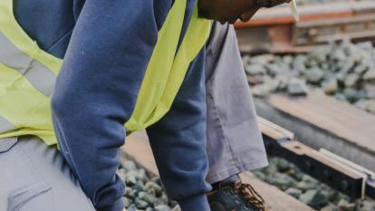Mamadou trabajando en las tareas de reconstrucción del territorio.