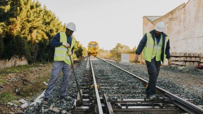 Mamadou trabajando en las tareas de reconstrucción del territorio junto a uno de sus compañeros.