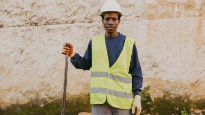 Mamadou trabaja en las tareas de reconstrucción del territorio gracias a la Fundación Nova Feina.