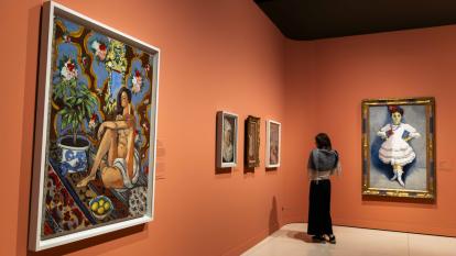Una visitante de la muestra «Chez Matisse» observa las obras del artista, expuestas en CaixaForum Madrid.