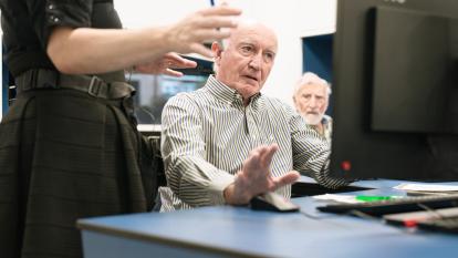 Una docente y varias personas mayores en los talleres Competencias Digitales +60.