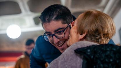 Luisa le da un beso al voluntario que la acompaña, Adrián. 