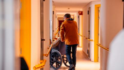 Daniel García llevando a Luciano a su habitación. 