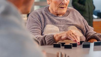 Luisa jugando al dominó con Adrián.