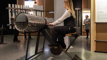 Una visitante prueba la composing machine en la exposición Música y matemáticas en CaixaForum València.