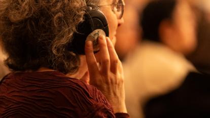 Assistent gaudint del concert.