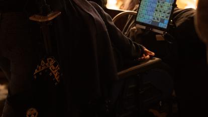 Assistent amb cadira de rodes gaudint del concert.