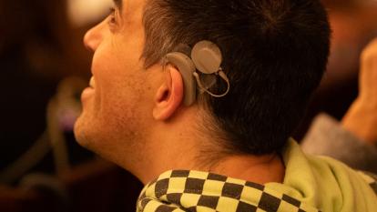 Assistent amb implant coclear atenent el concert.