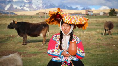Bertha, emprendedora de la comunidad de Rodeana, promotora de la ruta de la leche, invita a los visitantes a degustar los derivados lácteos y la leche fresca de vaca. Además, pueden disfrutar de una tabla de quesos y compartir momentos agradables con su familia.