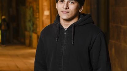 Facundo Alexander davant de la seu de la Fundació Esperança al barri del Raval.