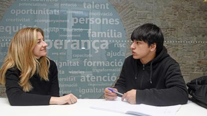 Raquel Lalueza i Facundo durant una classe de reforç.