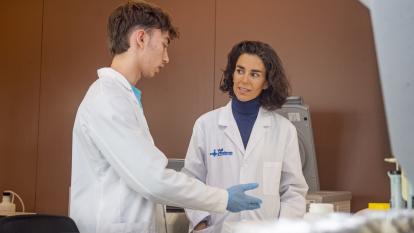 Patricia with a young researcher in the laboratory.