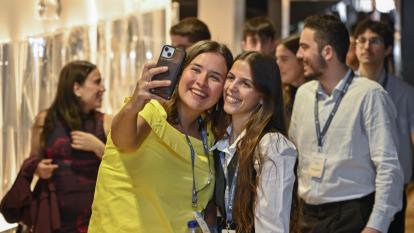 Dos becadas de la Fundación ”la Caixa” haciéndose una foto en el acto de entrega de becas de doctorado y posdoctorado de la Fundación ”la Caixa”.
