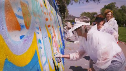 Xupet negre i els seus ajudants del taller de Gent Gran treballant a la seva obra.