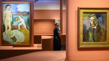 Un hombre recorriendo las salas de la exposición Chez Matisse en CaixaForum Barcelona.
