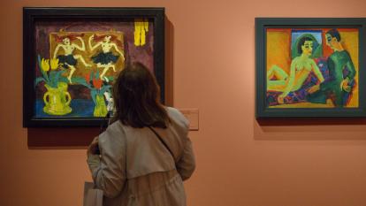 Una visitante admirando las obras presentes en la exposición Chez Matisse en CaixaForum Barcelona.