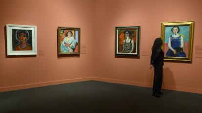 Una mujer admirando la obra Marguerite au chat noir en CaixaForum Barcelona.