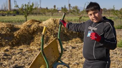 Jose, beneficiario del programa CaixaProinfancia de la Fundación ”la Caixa”, durante una de las actividades en el granero. 