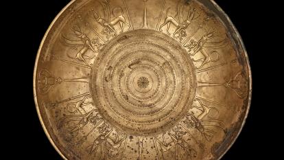 Cuenco de bronce decorado con cuatro pares de esfinges aladas y cabeza de halcón, 645-640 a. de C., palacio noroeste, Nínive (Irak). N.9.