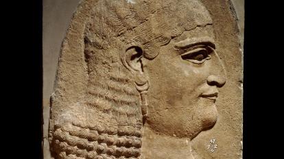 Bajorrelieve mural en yeso con un eunuco, uno de los asistentes del rey asirio, 710-705 a. de C., Jorsabad (Irak). 1847,0702.4.